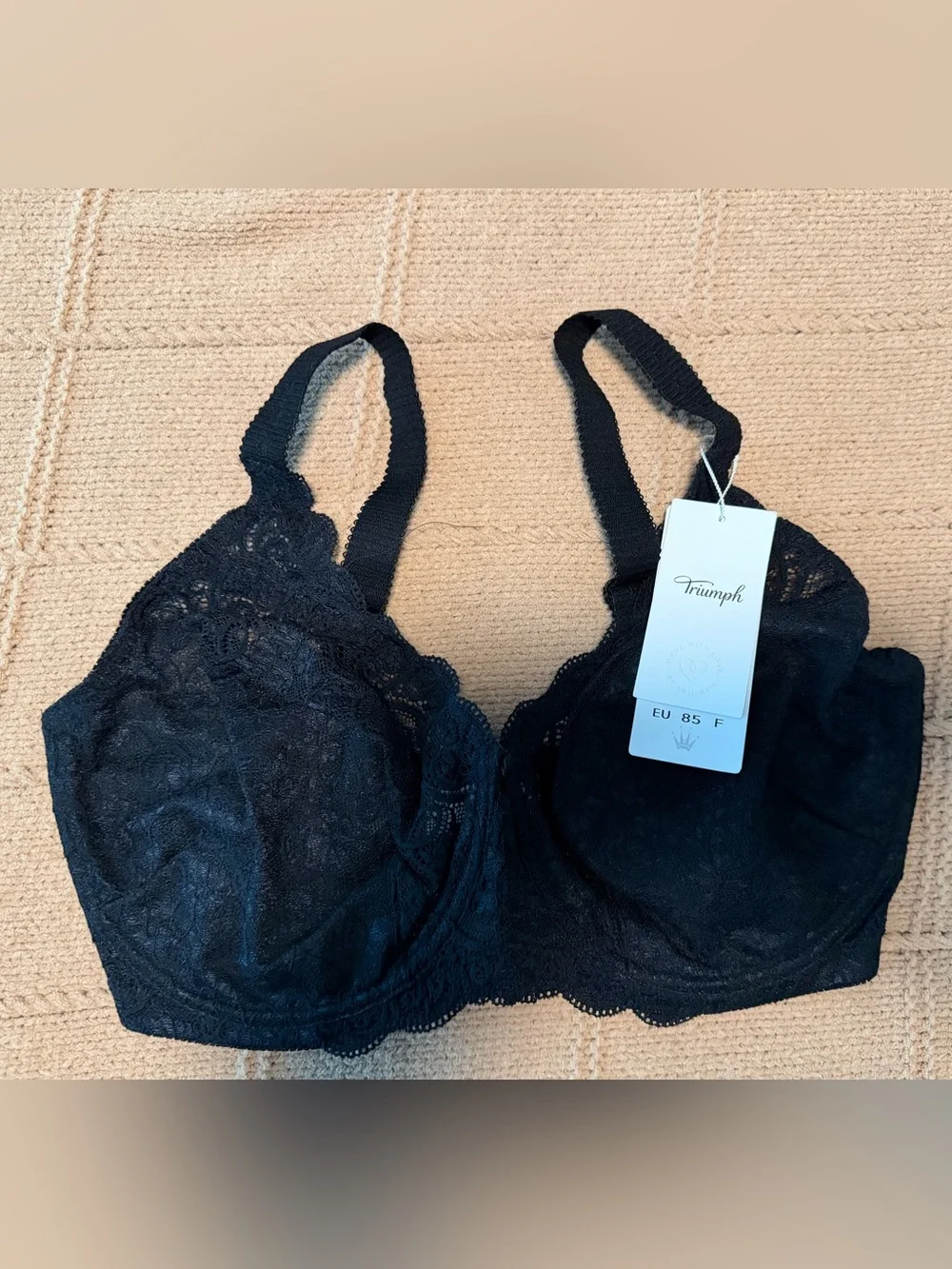 NWT Triumph Black Lace Underwire Bra - 38DDD
